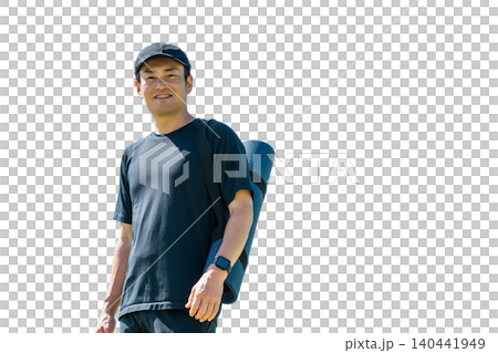 一名男子手持瑜珈墊(運動、健身、瑜珈、運動、伸展) 一名男子手持瑜珈墊(運動、健身、瑜珈、運動、伸展) 140441949