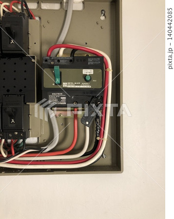 家庭用分電盤の配線が過熱で溶損した状態 140442085