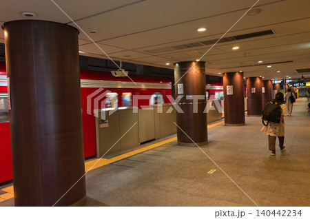 【東京都】5月・朝の通勤で混雑する駅ホーム 【東京都】5月・朝の通勤で混雑する駅ホーム 140442234