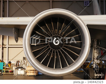 格納庫にとまっている旅客機ボーイングB777のエンジン 格納庫にとまっている旅客機ボーイングB777のエンジン 140442323