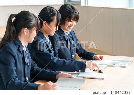 図書館,児童館で一緒に自習,テスト勉強をする中学生・高校生・女子高生(友達) 図書館,児童館で一緒に自習,テスト勉強をする中学生・高校生・女子高生(友達) 140442382
