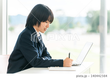 タブレット,パソコンのデジタル端末で授業を受ける小学生,中学生,高校生(ICT教育,eラーニング) タブレット,パソコンのデジタル端末で授業を受ける小学生,中学生,高校生(ICT教育,eラーニング) 140442384