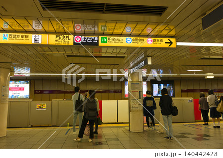 【東京都】5月・朝の通勤で混雑する新宿駅 【東京都】5月・朝の通勤で混雑する新宿駅 140442428