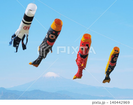 静岡県 青空に泳ぐ鯉のぼりと富士山 5月 静岡県 青空に泳ぐ鯉のぼりと富士山 5月 140442969