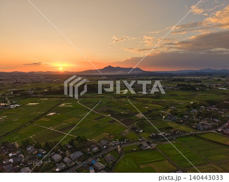 都城市空撮　夕焼けと霧島連山 140443033