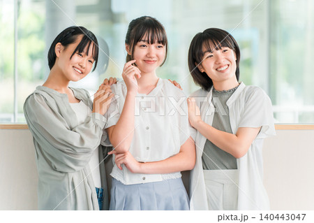 友達と一緒にいる私服姿の小学生,中学生の女の子 140443047