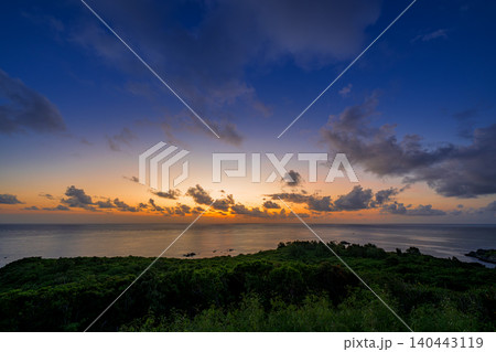 朝焼けの空と海が広がる玉取崎展望台の絶景風景　石垣島 140443119