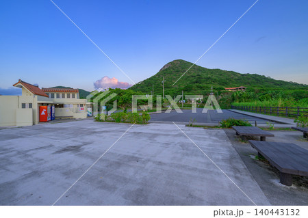 誰もいない早朝の玉取崎展望台駐車場に広がる静かな風景 石垣島 誰もいない早朝の玉取崎展望台駐車場に広がる静かな風景 石垣島 140443132