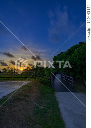 玉取崎展望台から望む朝日の海と緑の絶景風景 石垣島 玉取崎展望台から望む朝日の海と緑の絶景風景 石垣島 140443134