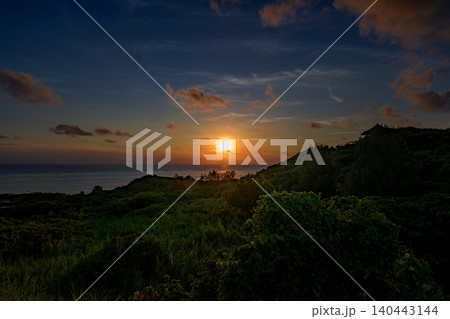 玉取崎展望台から望む朝日の海と緑の絶景風景 石垣島 玉取崎展望台から望む朝日の海と緑の絶景風景 石垣島 140443144