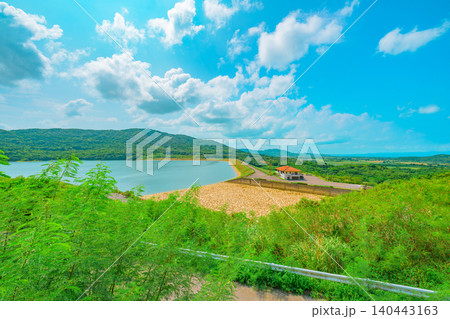 石垣島の名蔵ダム展望台から望む青空と緑あふれる絶景風景 石垣島の名蔵ダム展望台から望む青空と緑あふれる絶景風景 140443163