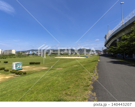 賑わう河川敷の猪名川運動公園 賑わう河川敷の猪名川運動公園 140443207
