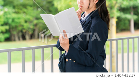 学校で参考書,教科書,問題集を見る受験生の女子高生,中学生,高校生 学校で参考書,教科書,問題集を見る受験生の女子高生,中学生,高校生 140443217