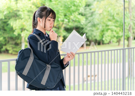 学校で参考書,教科書,問題集を見る受験生の女子高生,中学生,高校生 140443218