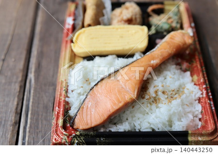 使い捨て容器に入っている持ち帰りの和食弁当　鮭弁当 140443250