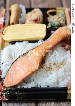 使い捨て容器に入っている持ち帰りの和食弁当 鮭弁当 使い捨て容器に入っている持ち帰りの和食弁当 鮭弁当 140443251