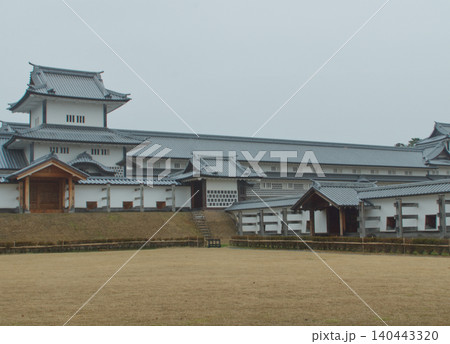 金沢城公園にそびえ立つ復元建造物の菱櫓と五十間長屋(石川県金沢市) 金沢城公園にそびえ立つ復元建造物の菱櫓と五十間長屋(石川県金沢市) 140443320