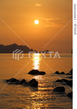 宮崎県日南市にえなみ海岸から朝日を望む 宮崎県日南市にえなみ海岸から朝日を望む 140443495