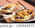 チーズをのせたタコスのテイクアウト料理 140443675
