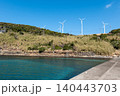 長崎県生月島の海辺に並ぶ風力発電施設 140443703