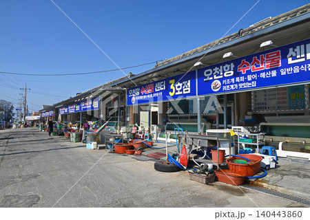 【韓国ポリョン市】韓国西海岸の小さな港町の風景・オチョン魚市場の食堂街 【韓国ポリョン市】韓国西海岸の小さな港町の風景・オチョン魚市場の食堂街 140443860