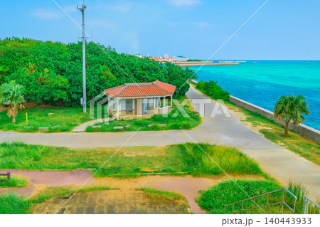 石垣島の南ぬ浜町緑地公園展望台から眺める青い海 140443933