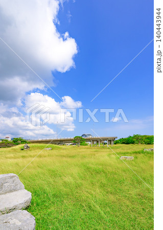 青空と海に包まれた南ぬ浜町緑地公園の広々とした芝生風景 石垣島 青空と海に包まれた南ぬ浜町緑地公園の広々とした芝生風景 石垣島 140443944