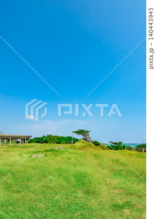 青空と海に包まれた南ぬ浜町緑地公園の広々とした芝生風景 石垣島 青空と海に包まれた南ぬ浜町緑地公園の広々とした芝生風景 石垣島 140443945