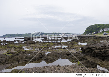 梅雨時期の和田長浜海水浴場 140444095