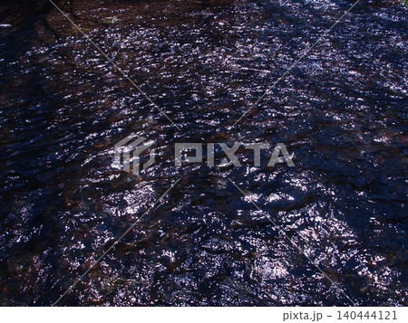 キラキラと光る川の流れ キラキラと光る川の流れ 140444121