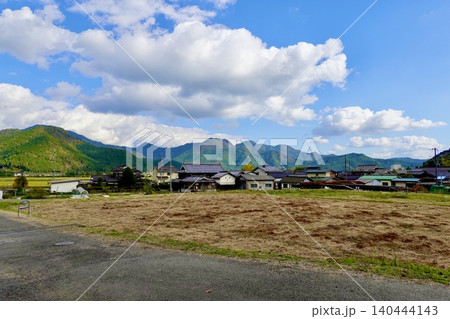 円通寺の前に広がる長閑な山村の風景 丹波紅葉三山のひとつ 兵庫県丹波市 円通寺の前に広がる長閑な山村の風景 丹波紅葉三山のひとつ 兵庫県丹波市 140444143