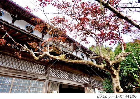 円通寺の本堂の紅葉の風景 丹波紅葉三山のひとつ 兵庫県丹波市 円通寺の本堂の紅葉の風景 丹波紅葉三山のひとつ 兵庫県丹波市 140444180