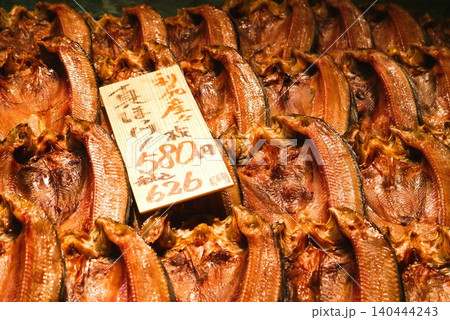 稚内の魚市場は利尻こんぶやホッケ干物など旨いものでいっぱいです。 稚内の魚市場は利尻こんぶやホッケ干物など旨いものでいっぱいです。 140444243