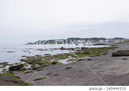 梅雨時期の和田長浜海水浴場 140444333