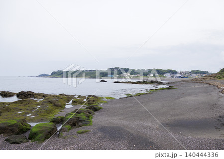 梅雨時期の和田長浜海水浴場 140444336