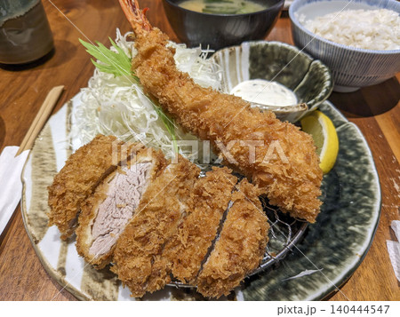 エビフライととんかつの定食ランチ エビフライととんかつの定食ランチ 140444547