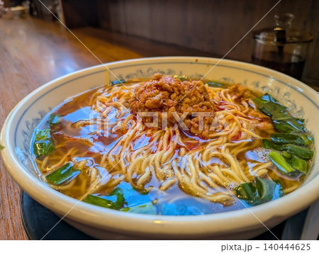 台湾ラーメンとご飯のセット　町中華のランチ 140444625