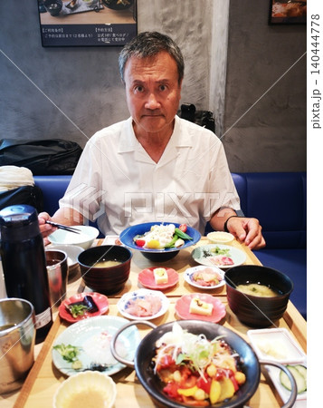 ご飯食べ比べの食堂で昼食をとる男性 ご飯食べ比べの食堂で昼食をとる男性 140444778