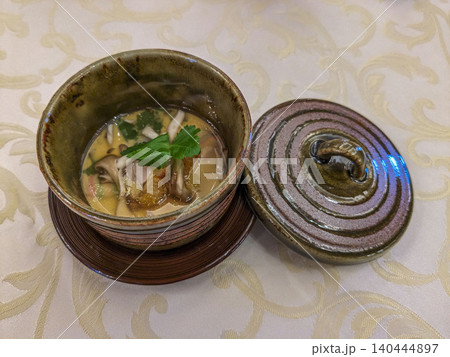 きのこと三つ葉が入った茶碗蒸し 140444897