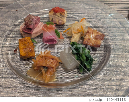 フレンチレストランの前菜盛り合わせ 140445118