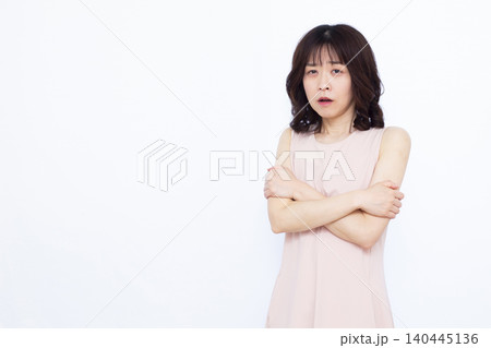 冷え性の女性 140445136