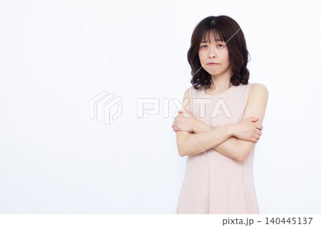 冷え性の女性 冷え性の女性 140445137
