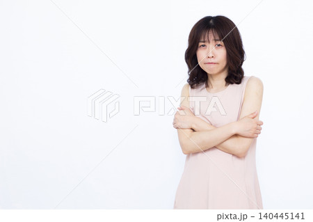冷え性の女性 冷え性の女性 140445141