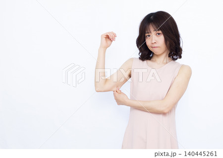 二の腕を気にする女性 二の腕を気にする女性 140445261