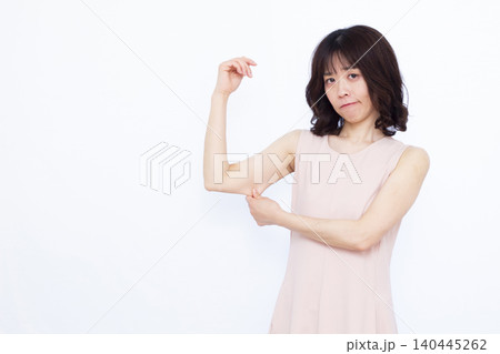 二の腕を気にする女性 二の腕を気にする女性 140445262