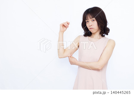 二の腕を気にする女性 二の腕を気にする女性 140445265