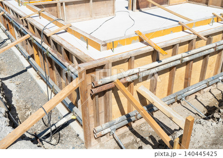 住宅の基礎工事の様子・ベタ基礎・コンクリート・土間コン 住宅の基礎工事の様子・ベタ基礎・コンクリート・土間コン 140445425