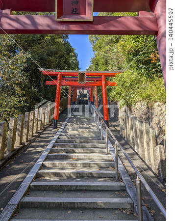 鳥居が続く神社の参道階段 鳥居が続く神社の参道階段 140445597