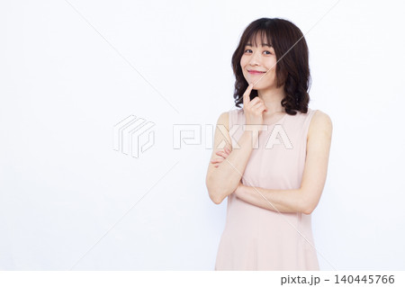 笑顔で考えている女性 笑顔で考えている女性 140445766