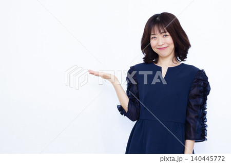 紹介をしている働く女性 紹介をしている働く女性 140445772